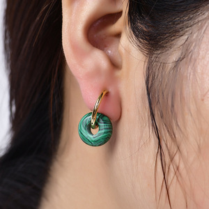 Boucles d'oreilles Huggie 18 mm en pierre de malachite verte plaquées or, bijoux pour femmes, cadeau, boucles d'oreilles tendance - Product Image 3