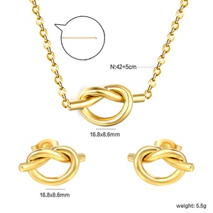 Conjunto de Joyería de Moda: Collar con Colgante de Nudo Hueco y Cadena de Eslabones de Acero Inoxidable con Baño de Oro PVD de 18K y Pendientes de Corazón - Product Image 2