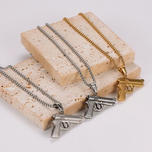 Collar de Alta Gama Resistente al Agua, Collar de Diseño Largo de Acero Inoxidable con Baño de Oro de 18k, Collar con Colgante de Pistola para Hombre y Mujer - Product Image 3