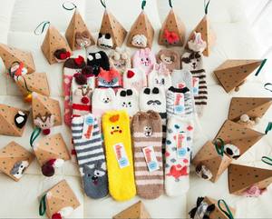 Calcetines Navideños con Diseño de Ciervo, Calcetines de Invierno Cálidos y Gruesos de Terciopelo Coral 3D, Regalo de Año Nuevo para Mujer, con Caja - Product Image 3