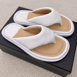 Sandales de luxe en <span class=keywords><strong>cuir</strong></span> rembourré souple à plateforme pour <span class=keywords><strong>femme</strong></span>, tongs de créateur imperméables antidérapantes pour l'été en extérieur - Product Image 1