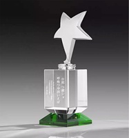 Trophée en cristal en gros, nouveau design étoile en métal, étoile optique K9 vierge, gravure au laser du logo, ensemble de souvenirs en verre