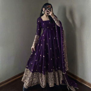 Robe Anarkali en soie violet violette avec dupatta, tenue traditionnelle indienne et pakistanaise pour femme, longueur ras du sol, pour mariage, coupe ample et extensible - Product Image 1