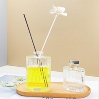 Bouteille ronde de diffuseur d'arômes de décoration de maison à rayures de 100ml avec impression de logo personnalisé Bouteille de diffuseur de parfum en verre de roseau transparent de 3oz