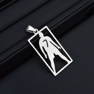 Collier avec breloques <span class=keywords><strong>de</strong></span> joueurs <span class=keywords><strong>de</strong></span> football N147 en acier, inspiré <span class=keywords><strong>de</strong></span> CR7 et Messi, silhouettes <span class=keywords><strong>de</strong></span> stars du football découpées au laser, bijoux pour les fans <span class=keywords><strong>de</strong></span> sport, cadeau pour hommes - Product Image 6