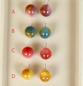 Pendientes Redondos de Resina Transparente con Diseño de Caramelo de Verano, Pequeños y Únicos para Niñas - Product Image 2