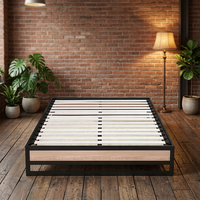 Cadre de lit King Size en bois de hêtre rembourré avec sommier à lattes en acier inoxydable, robuste et durable, idéal pour les suites d'hôtels de charme et les chambres d'hôtes.