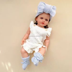 Set 2 Pezzi: Fascia per Capelli e Calzini per Neonata, in Cotone Lavorato a Maglia, con Fiocco Grande a Punto Traforato, Regalo per Neonato/a - Product Image 5