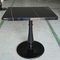 Table de restaurant commerciale avec plateau en marbre noir et base en métal, mobilier de salle à manger pour café et hôtel