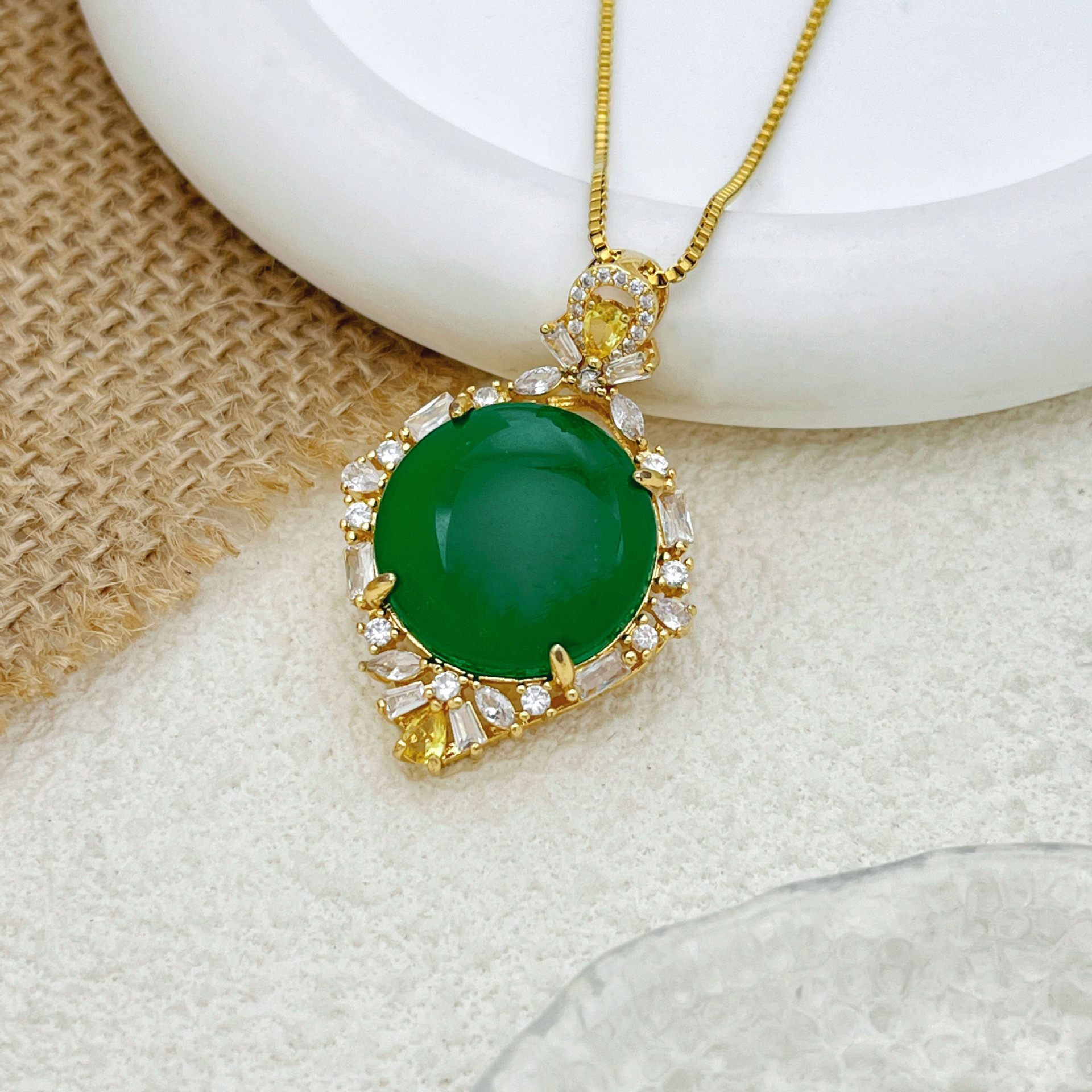 Xl1367 round rhombus necklace in gold