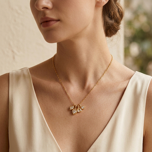 Collana con Ciondolo dal Design Raffinato <span class=keywords><strong>e</strong></span> Distintivo in Acciaio Inossidabile Placcato <span class=keywords><strong>Oro</strong></span> 18K con Motivo a Grani <span class=keywords><strong>e</strong></span> Pochi Diamanti Bianchi - Product Image 2