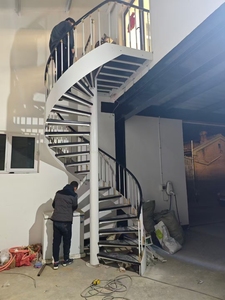 Escalier en spirale moderne en métal sur mesure, intérieur/extérieur, en acier inoxydable avec rampe en verre - Product Image 4