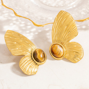 Boucles d'oreilles clous papillon plaqué or 18 carats avec pierre naturelle, design insecte, pour usage quotidien - Product Image 1