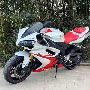 Moto sportive YZF-R1 d'occasion, état inégal. Moteur 4 cylindres de 1000 cm³, style emblématique et son d'échappement puissant. - Product Image 4