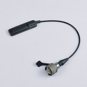 Lampe torche tactique Modlite M300 M600 avec bouton de commande sur la partie inférieure, faisceau long et lumineux, couleur sable noir - Product Image 4