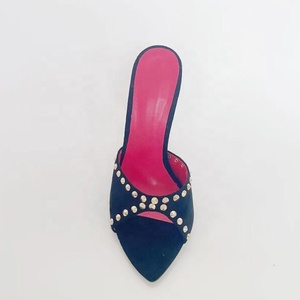 Sandalias de tacón de aguja con remaches metálicos personalizados para mujer, estilo peep toe, zapatos de vestir con tacón fino en mules y slides. - Product Image 3