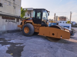 Compacteur vibrant routier d'occasion CS-683E, machine d'ingénierie de seconde main à vendre - Product Image 4