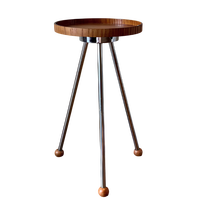 Table basse pivotante sur mesure en bois d'acajou foncé, plateau rond, base trépied avec accents sphériques, pour coin lecture ou bibliothèque