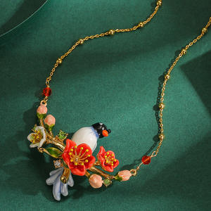 Collar con Colgante de Flor Roja y Pájaro de la Buena Nueva en Esmalte, Joyería Floral de la Suerte para Mujer - Product Image 2