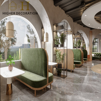 Design d'intérieur de restaurant de café chic, vitrine en bois avec éclairage LED, ensemble de meubles de table et de chaises de café