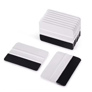 Инструмент для нанесения виниловых наклеек на авто: пластиковый скребок-шпатель с войлочной кромкой и возможностью нанесения логотипа - Product Image 1