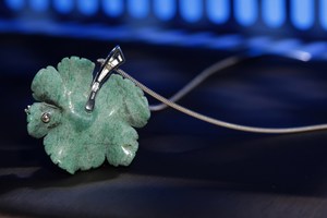 Colgante de Rana con Hoja de Fuchsite Verde Hecho a Mano - Product Image 5
