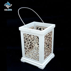 Bougeoirs en bois blanc antique de dernière conception - Product Image 1