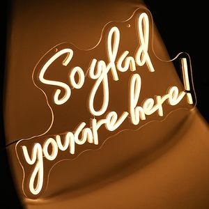 Enseigne néon LED « So Glad You Are Here » pour décoration murale de maison, salon, fête, mariage, chambre d'hôtes, célébration, événement - Product Image 2