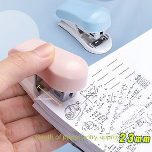 <span class=keywords><strong>Stapler</strong></span> portabel hemat tenaga kerja <span class=keywords><strong>Mini</strong></span>, <span class=keywords><strong>Stapler</strong></span> ukuran kecil warna tinggi untuk sekolah kantor - Product Image 3