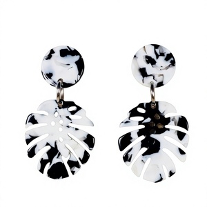Boucles d'oreilles géométriques en résine et bois, fantaisie, noires et marron, style bohème, plaquées or, bijoux tendance pour femme, pour soirée - Product Image 4