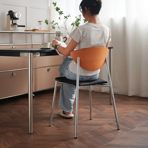 Chaise de salle à manger empilable en métal de style nordique avec revêtement en cuir PU, design léger et luxueux pour petits appartements et cafés, style vintage décontracté - Product Image 5