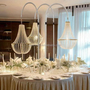 Lustre suspendu en cristal argenté pour décoration de table de réception de mariage en intérieur - Product Image 1