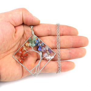 Collana con pendente curvo a forma di albero della vita in cristallo di pietra naturale colorata N08 fresca e dolce - Product Image 2