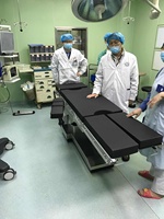 Mesa Quirúrgica con Base de Acero Inoxidable 304, Superficie de Fibra de Carbono, Ajuste Neumático de Patas y Función de Reinicio con una Sola Tecla