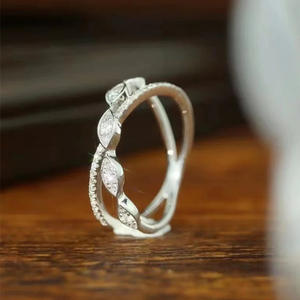 Anello Q959 in Oro Bianco con Diamante Taglio Marquise, Colore G Naturale, Stile Romantico per Fidanzamento Femminile - Product Image 2