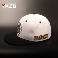 Échantillons Gratuits Casquettes de Baseball 5 Panneaux en Daim à Visière Plate Bicolore Style Sportif Urbain Protection Solaire Trucker Broderie Personnalisée Image