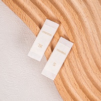 Étiquette de vêtement tissée personnalisée en tissu haute densité, étiquette de taille personnalisée avec logo, étiquette de col lavable en tissu tissé, vente en gros FSC pour usine