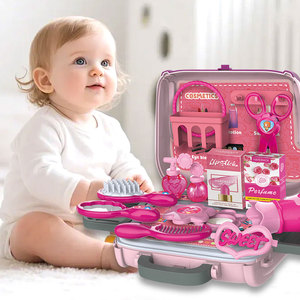 Les enfants jouent à faire semblant <span class=keywords><strong>de</strong></span> se maquiller <span class=keywords><strong>et</strong></span> <span class=keywords><strong>de</strong></span> coiffer avec un ensemble <span class=keywords><strong>de</strong></span> jouets <span class=keywords><strong>et</strong></span> une boîte <span class=keywords><strong>de</strong></span> rangement portable en forme <span class=keywords><strong>de</strong></span> valise - Product Image 4