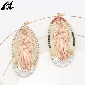 Collar con Colgante de la Virgen María Chapado en Oro de 14K, Lujoso Amuleto Religioso de Moda con Diamantes, Madonna de Guadalupe, Joyería - Product Image 6