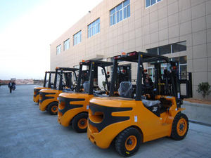 Chariot élévateur diesel multi-outils 3,5 tonnes HH35Z avec accessoires - Alimenté pour l'empilage et le serrage - Product Image 5