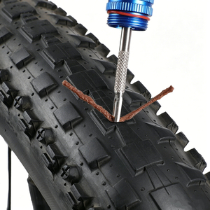 Kit de réparation de pneus tubeless pour vélos (VTT et vélos de route) – Outil d'urgence <span class=keywords><strong>en</strong></span> gros avec poignée et patchs - Product Image 1