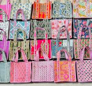 Sac fourre-tout matelassé en coton à imprimé floral, avec volants, fait main, pour le voyage, la plage, le marché, le quotidien, ou comme cadeau - Product Image 1