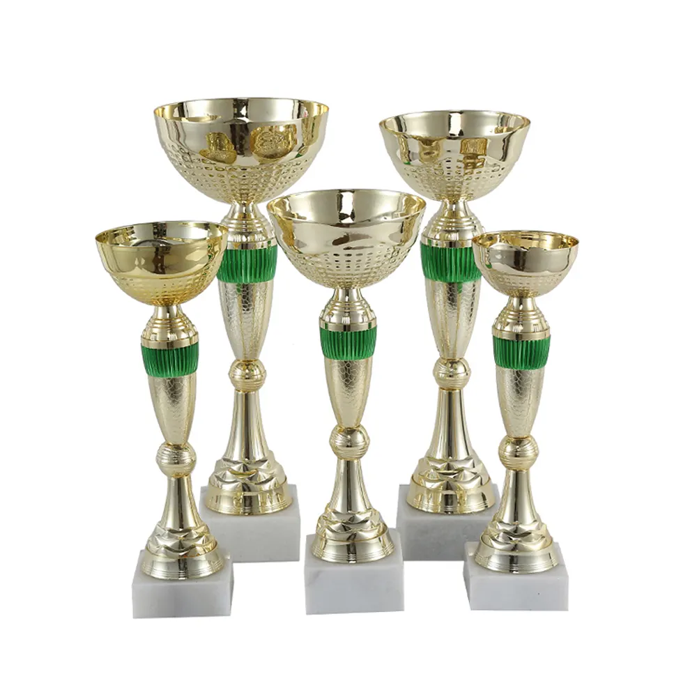 Yiwu Collection tasse en métal et tige en plastique figurine en métal pour trophées trophée de course de pigeon en gros trophée en métal de sport de football