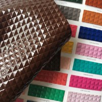 Tissu en cuir synthétique PVC à motif diamant surélevé brillant de 1,0 mm, effet tridimensionnel, doux, pour revêtement et fond.