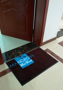 Tapis d'entrée extérieur en caoutchouc robuste avec logo, anti-dérapant, résistant aux intempéries, pour patio et porte d'entrée - Product Image 6