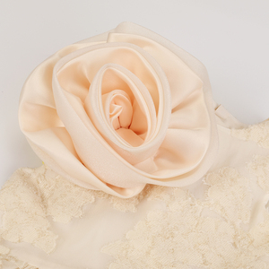 Vestido de encaje para niñas pequeñas con grandes detalles florales - Product Image 4