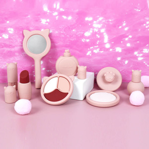 Set de Cosméticos de Juguete de Silicona Rosa de Grado Alimenticio para Niñas: Brochas de Maquillaje, Sombra de Ojos, Lápiz Labial y Más - Product Image 2