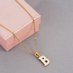 Collar de Acero Inoxidable con Colgante de Letra en Oro de 18K para Mujer, Venta al por Mayor - Product Image 5