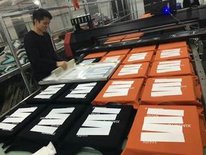 La Impresora Digital de Camisetas <span class=keywords><strong>DTG</strong></span> de Cama Plana Industrial Más Asequible para Imprimir Ropa Interior, Jeans y Camisetas - Product Image 5