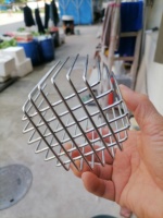 Grillage barbelé en acier inoxydable 304 multi-tailles (50mm, 75mm, 110mm) pour la protection contre les débris, les rongeurs et la corrosion, idéal pour les drains, les pelouses et les espaces extérieurs de villas.